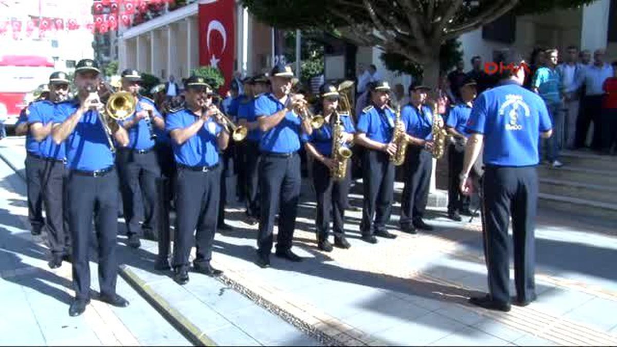 Adana - Devlet Bahçeli, Adana\'da Ferdi Tayfur\'un Şarkısıyla Karşılandı