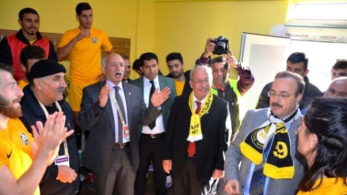 Başkan Albayrak Tekirdağsporlu Futbolcuları Kutladı