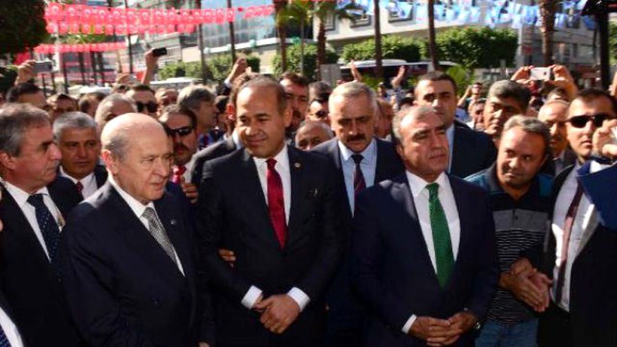 Devlet Bahçeli, Adana'da Ferdi Tayfur'un Şarkısıyla Karşılandı