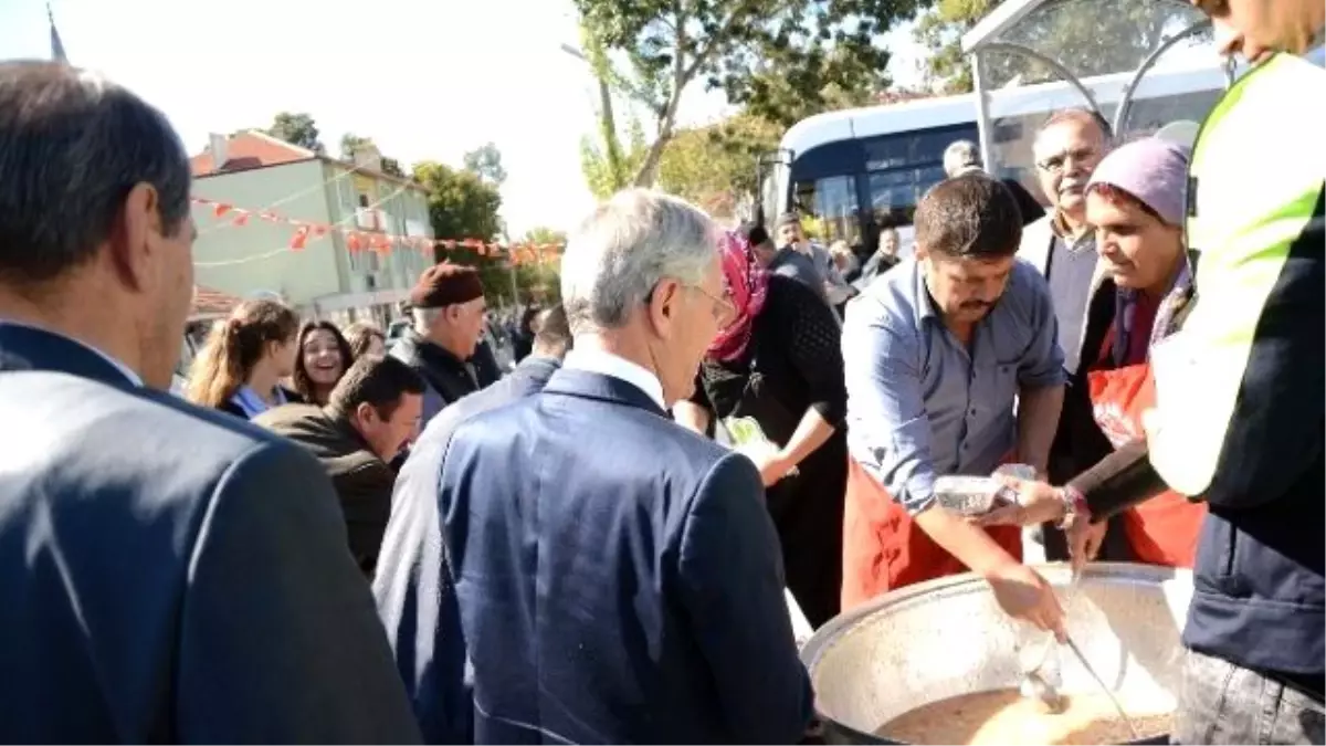 Dinar Çarşı Esnafı Aşure Dağıttı