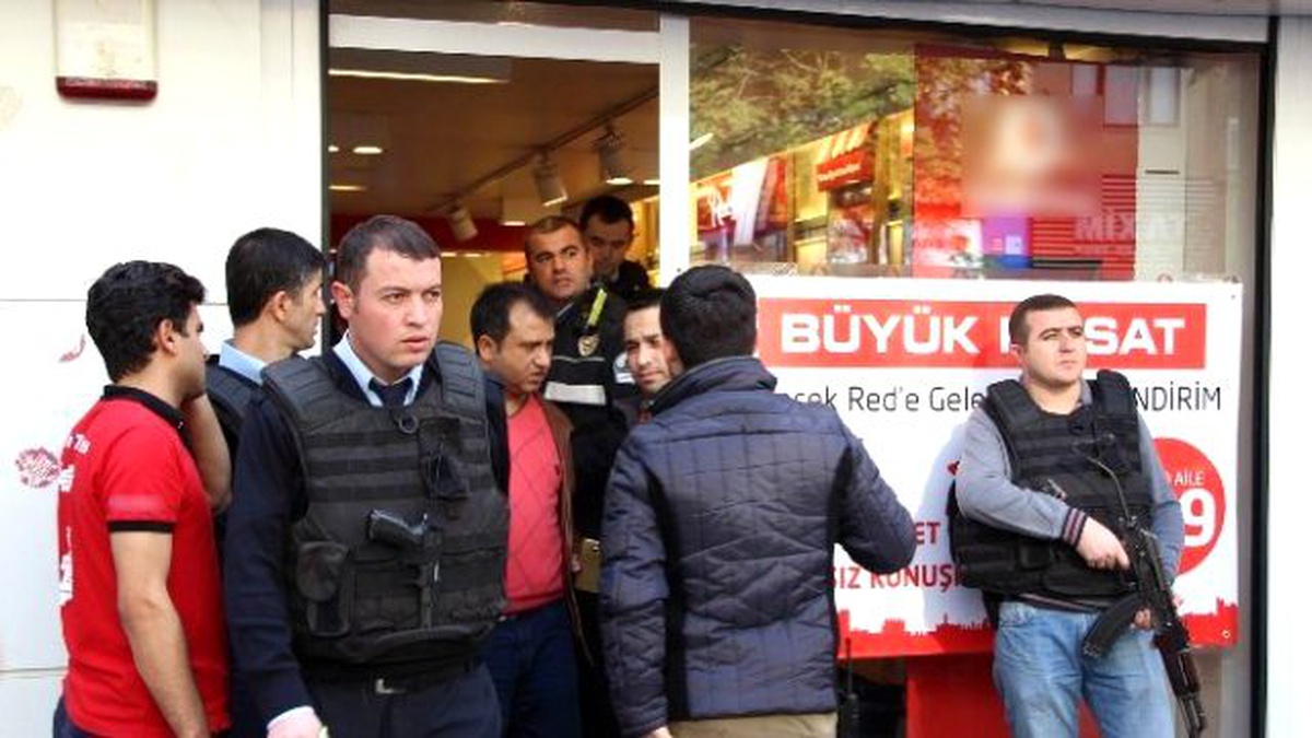 Diyarbakır\'da Telefoncuda Karşılaşan Husumetli İki Kişi Silahları Çekince 3 Kişi Yaralandı