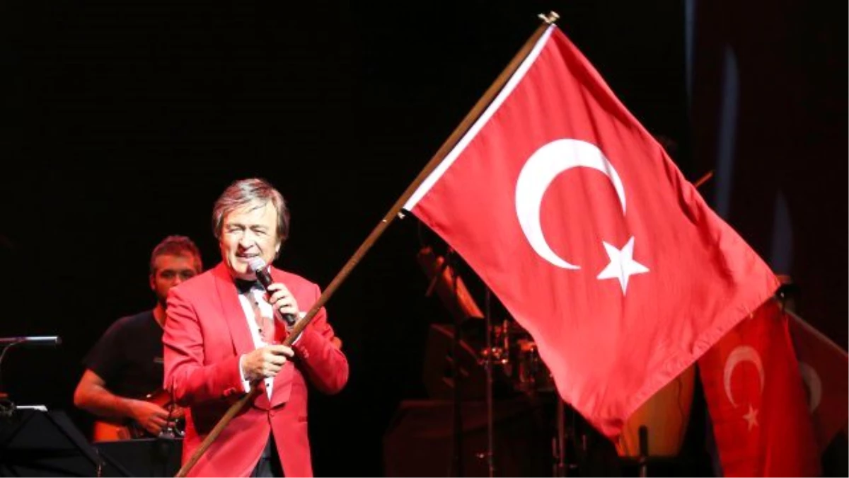 Erol Evgin\'den, Zorlu Psm\'de 29 Ekim İçin Anlamlı Konser