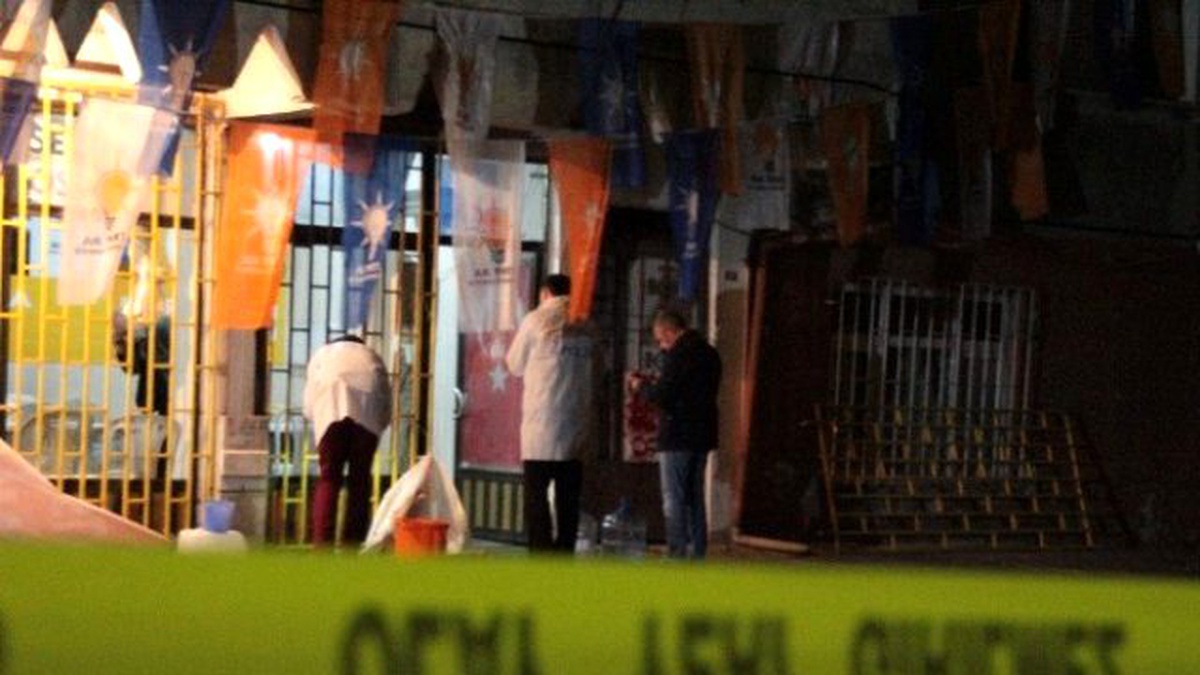 Eyüp\'te AK Parti Seçim İrtibat Bürosuna Molotof Kokteyli Saldırı