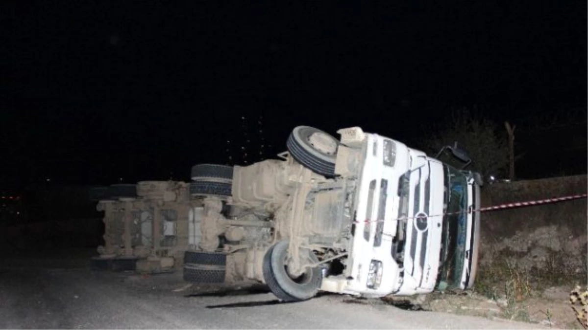 Hafriyat Tır\'ı Devrildi, Sürücü Altında Kaldı: 1 Ölü