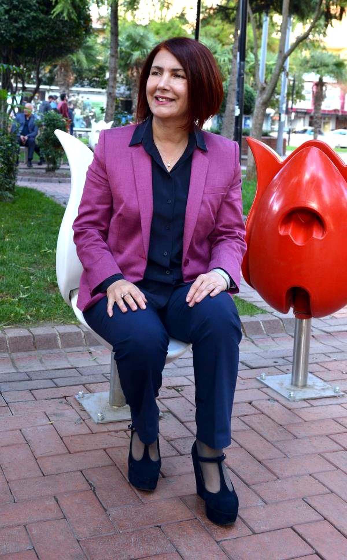Kadınlara Parklarda Rahat Edecekleri Tek Kişilik Lale Koltuk
