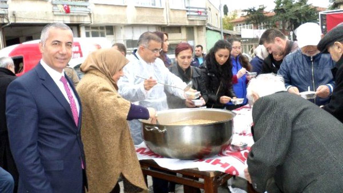MHP Mudanya İlçe Teşkilatı Aşure Dağıttı