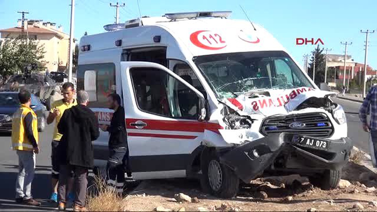 Nusaybin - Ambulans Polis Zırhlı Aracına Çarptı: 3 Yaralı