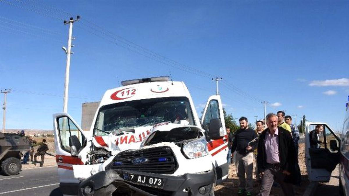 Nusaybin\'de Ambulans ile Polis Aracı Çarpıştı