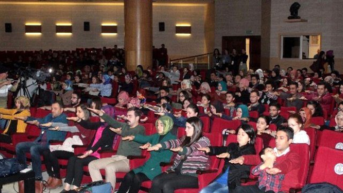 Salonu Dolduran Kalabalık Hipnozla Uyudu