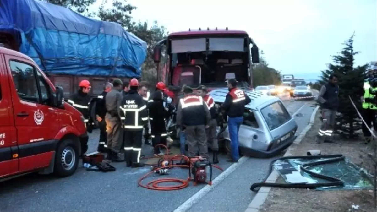 Uşak\'ta Trafik Kazası: 1 Ölü, 4 Yaralı