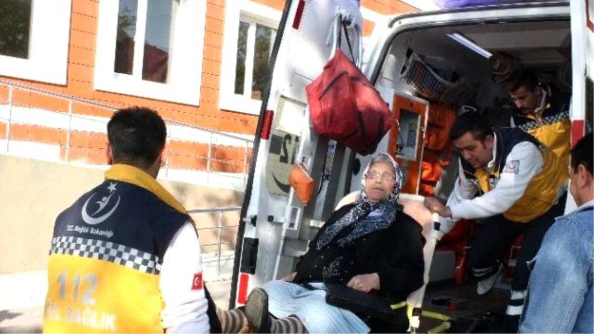 82 Yaşındaki Kadın Oy Kullanmaya Ambulansla Geldi