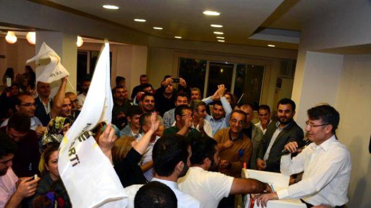 Adana\'da AK Parti Üyeleri Büyük Sevinç Yaşadı