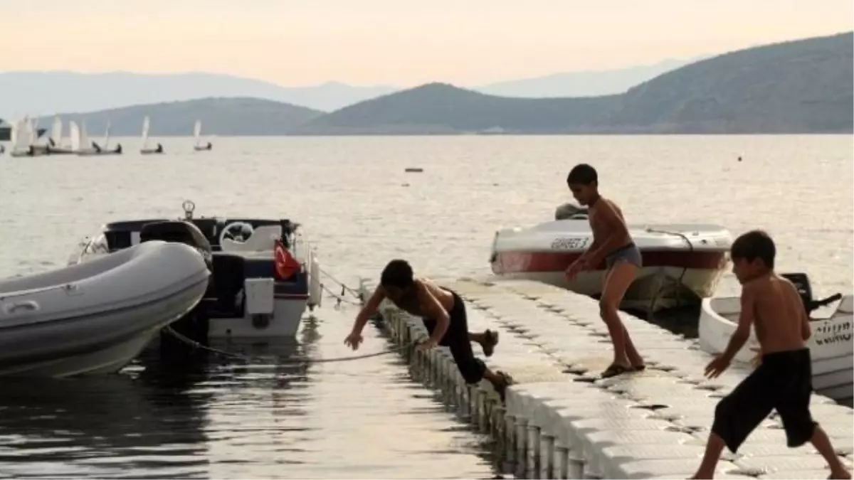 Adanalı Çocukların Bodrum\'da Deniz Keyfi