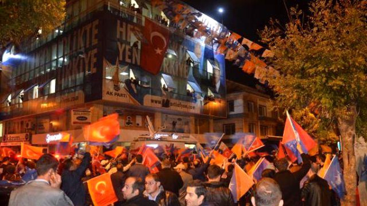 Afyonkarahisar\'da Sevincin Merkezi AK Parti İl Binası