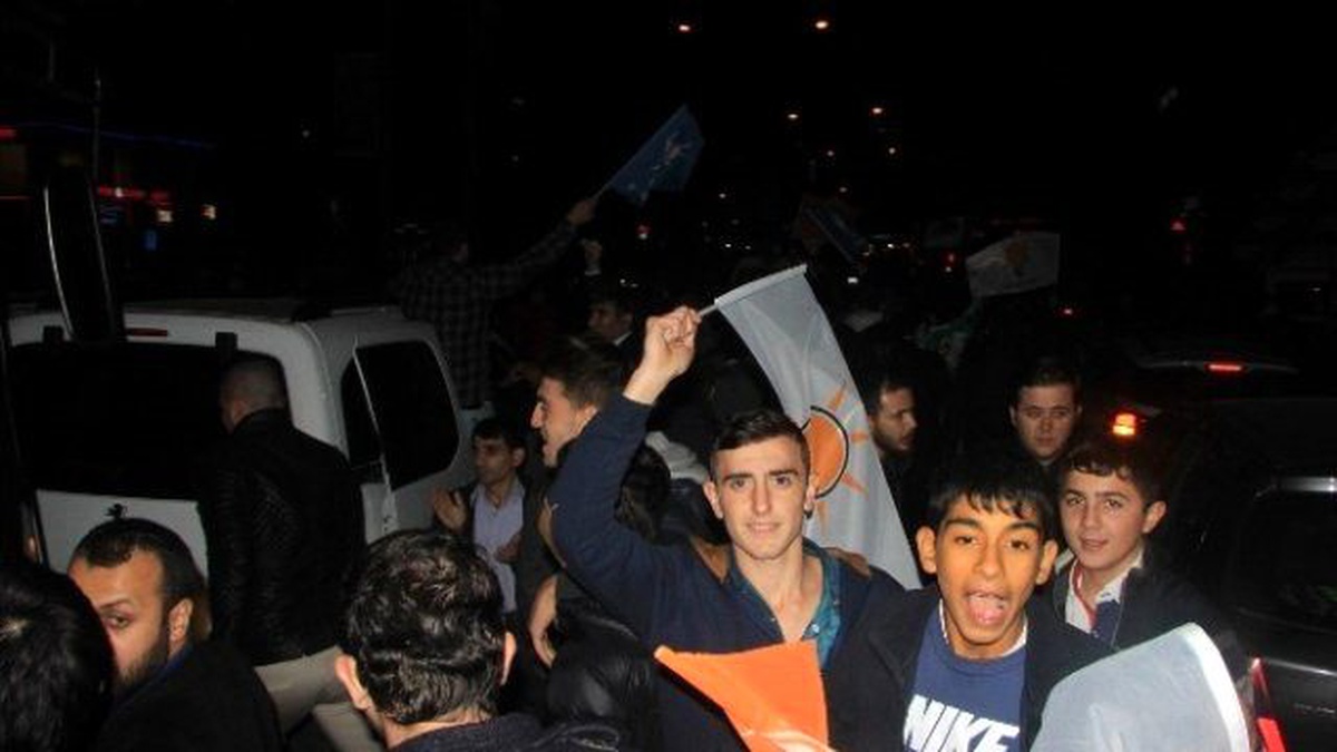 AK Parti\'de Seçim Coşkusu Sokaklara Taştı