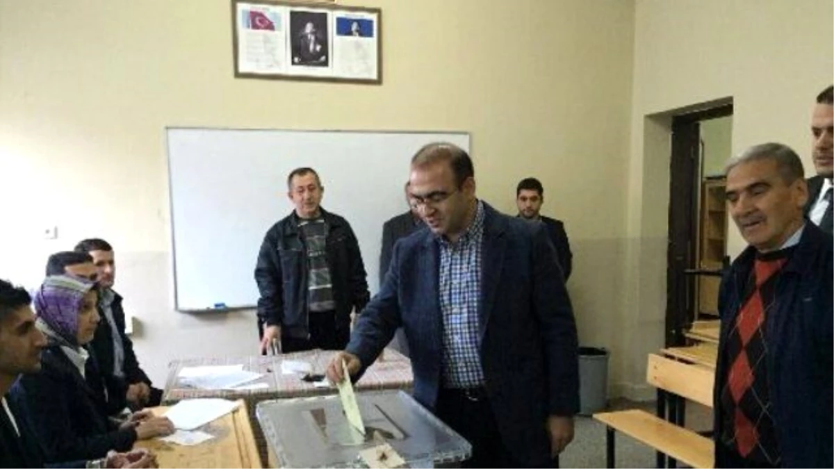 AK Parti Milletvekili Özhan, Eğitim Gördüğü Okulda Oyunu Kullandı