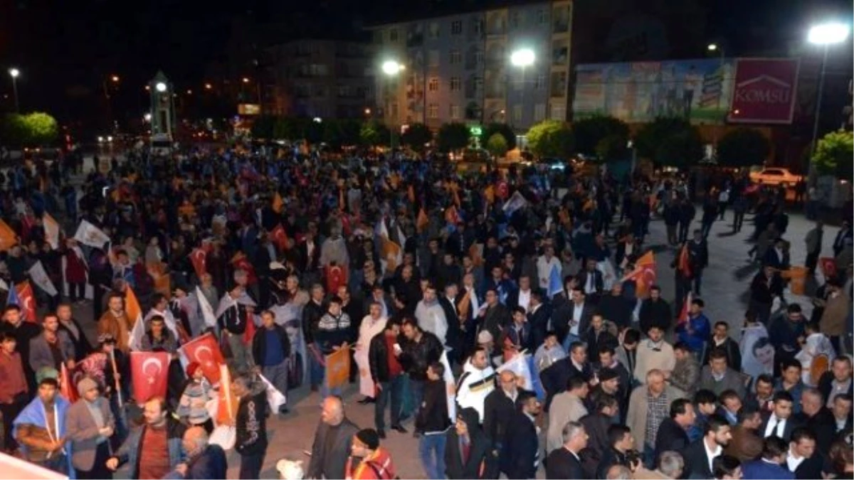 AK Parti\'nin Tek Başına İktidarı Karaman\'da Partilileri Sokağa Döktü