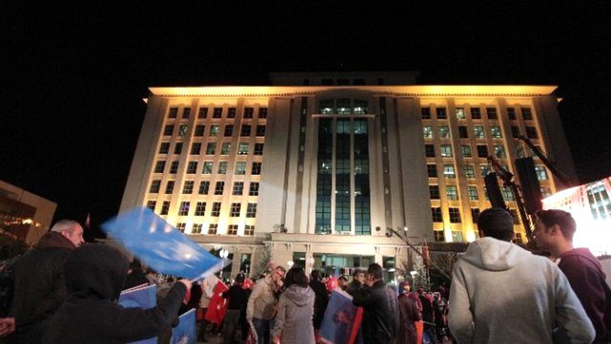 Ak Partililer Genel Merkez Önünde Toplanıyor