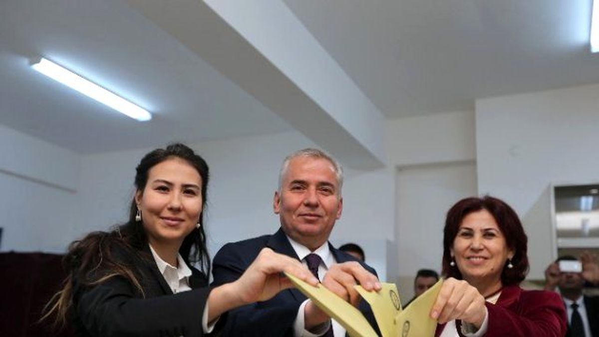 Başkan Zolan, Oyunu Ailesiyle Kullandı
