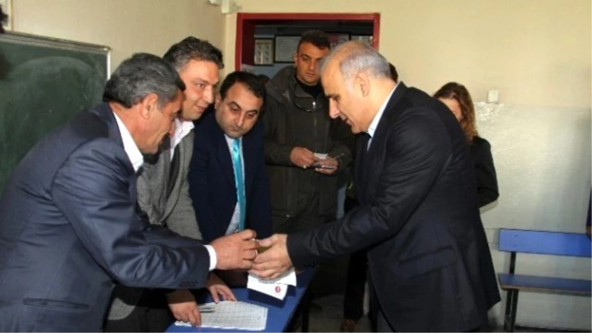Elazığ Valisi Zorluoğlu ve Belediye Başkanı Yanılmaz Oylarını Kullandı