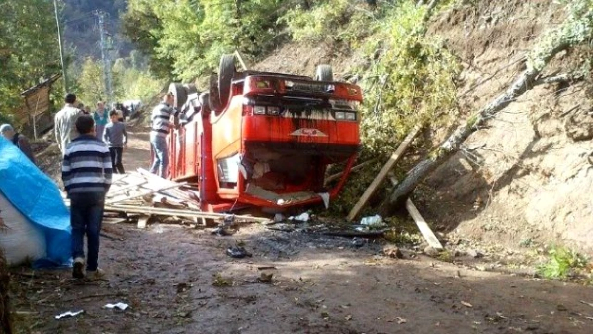 Erbaa\'da Kamyonet Şarampole Yuvarlandı: 1 Ölü, 3 Yaralı
