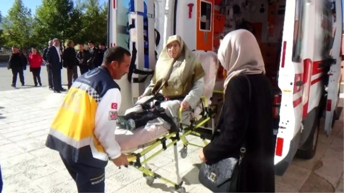 Erzincan\'da Yaşlı Vatandaşlar Oy Kullanmaya Ambulans ile Geldi