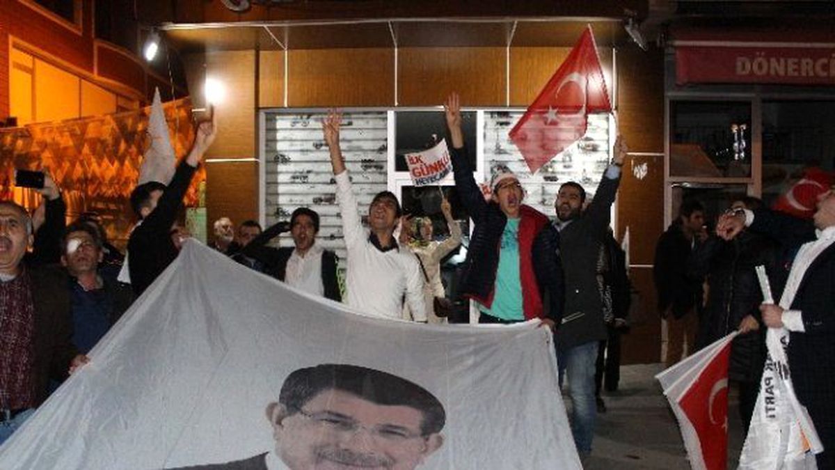 Erzurum\'da Ak Partililer Sokağa Döküldü