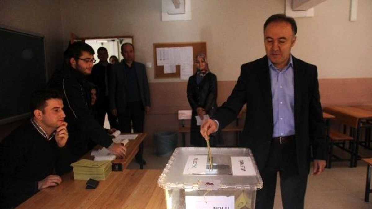 Erzurum Valisi Ahmet Altıparmak 1165 Nolu Sandıkta Oyunu Kullandı