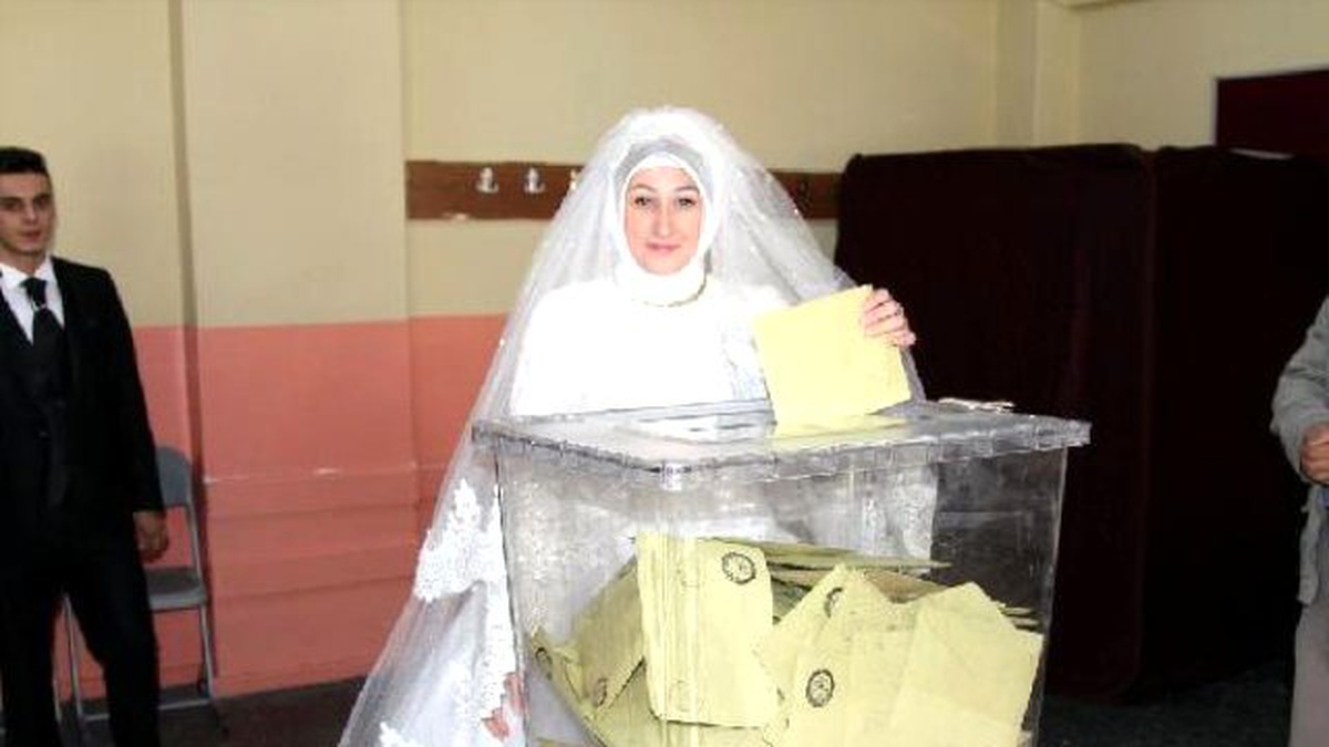 Gelin Damat Düğün Öncesi Oy Kullandılar