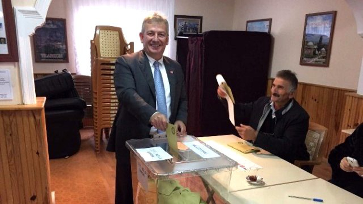 Haluk Pekşen Oyunu Köyünde Kullandı