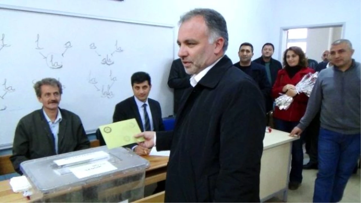 Hdp Kars Milletvekili ve Parti Sözcüsü Ayhan Bilgen, Oyunu Kars\'ta Kullandı