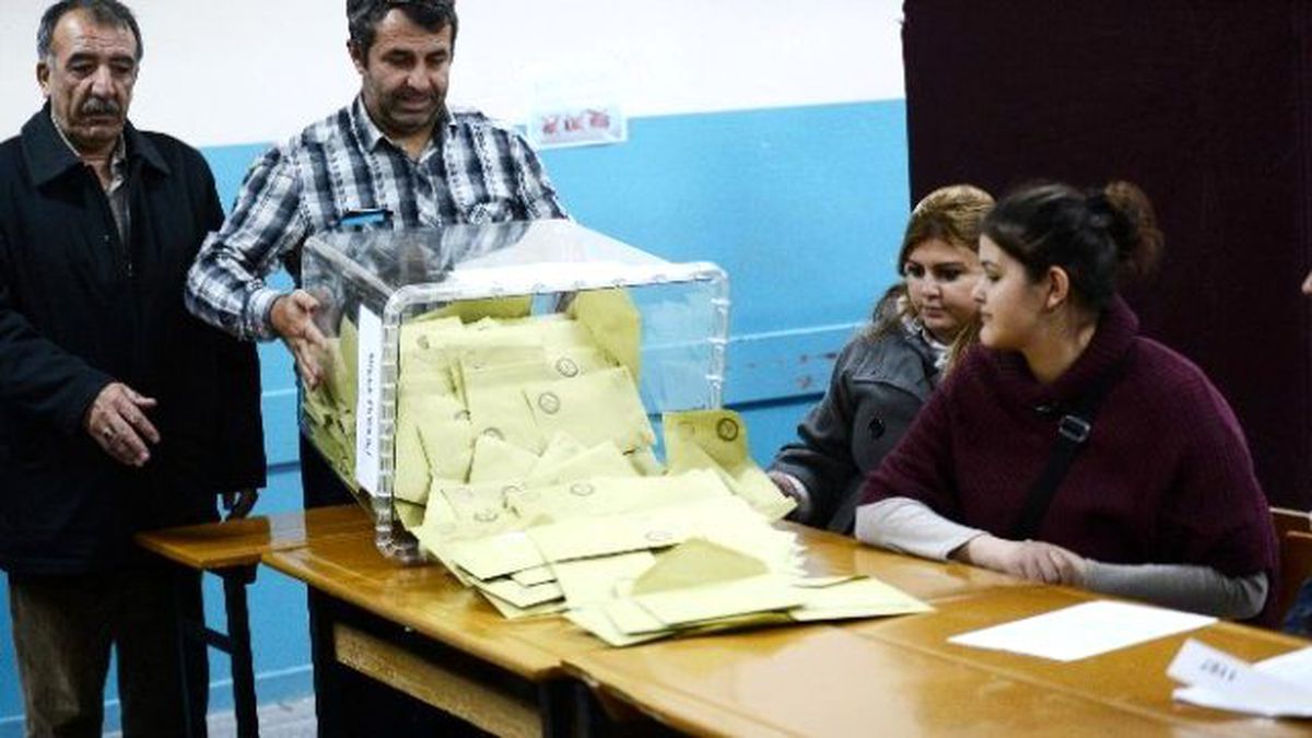İstanbul\'da Oy Sayımı Sürüyor