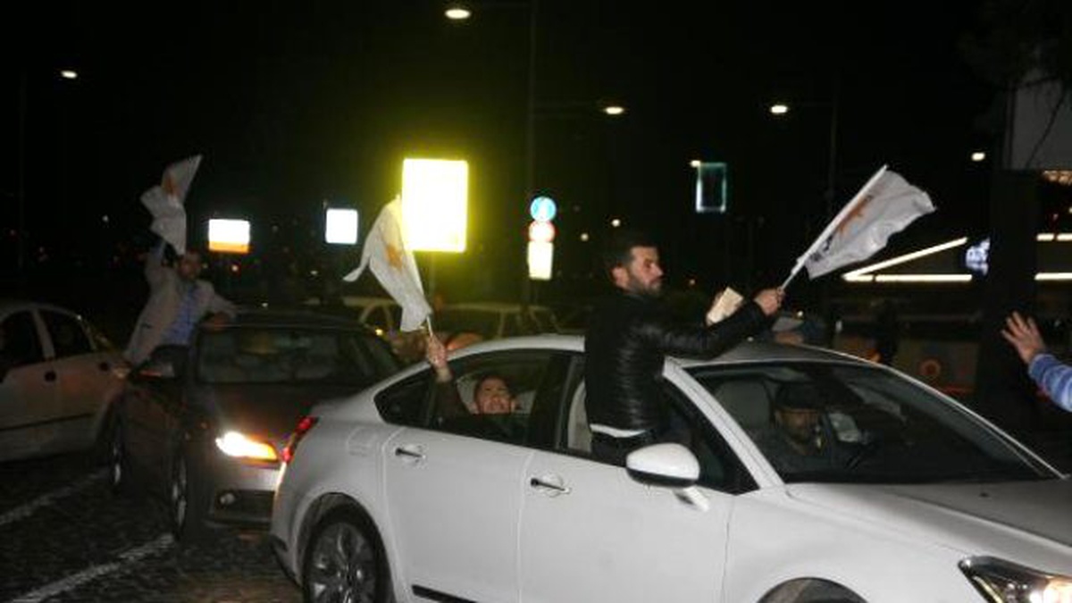 İzmir Cumhuriyet Meydanı\'nda AK Parti Kutlaması
