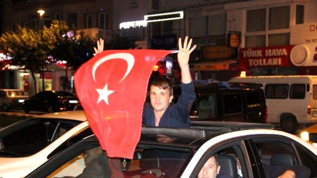 İzmir\'de "Tek Başına İktidar" Kutlaması