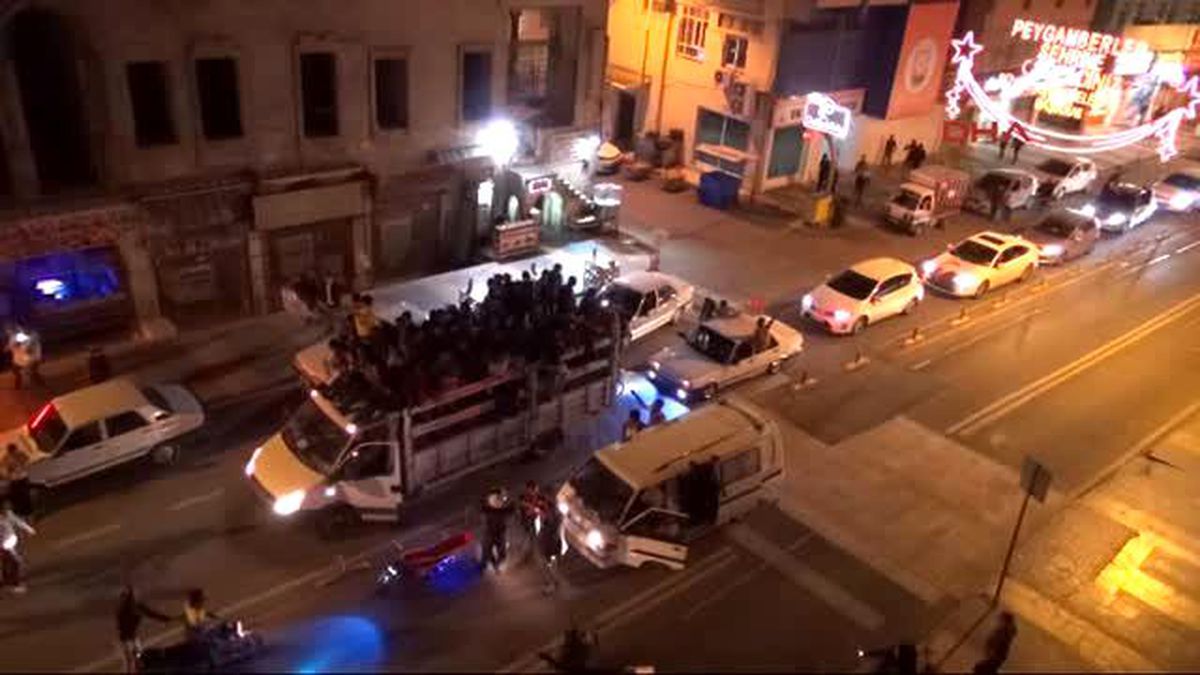 Kamyonet Kasasında Seçim Kutlaması Yaptılar