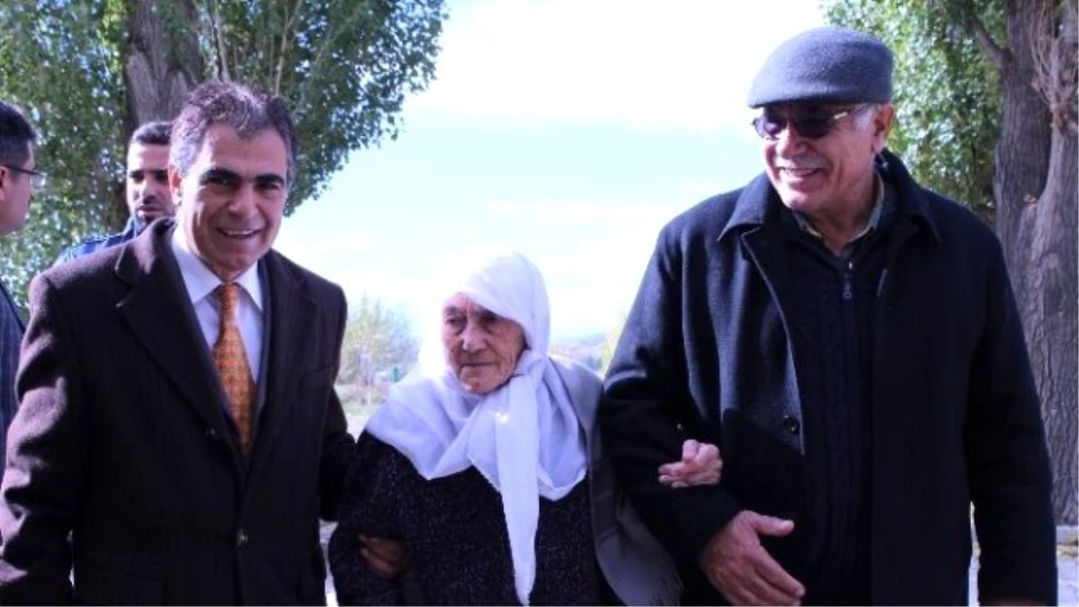 Kars Valisi Özdemir, Eşi ile Birlikte Oyunu Kullandı