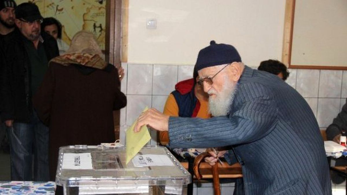 Konya\'da Vatandaşlar Oy Kullanmaya Başladı