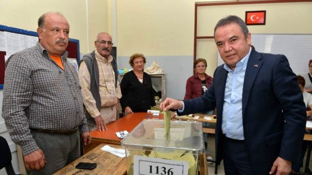 Konyaaltı Belediye Başkanı Muhittin Böcek Oyunu Kullandı