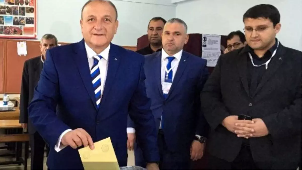 MHP\'li Oktay Vural Oyunu Kullandı