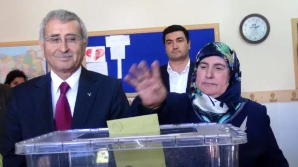 MHP\'li Yılmaz, Eşiyle Oyunu Kullandı