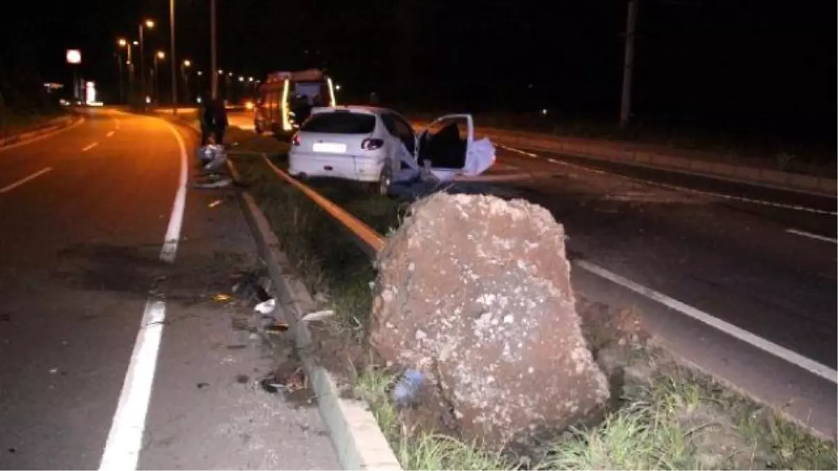 Otomobil Elektirik Direğini Devirdi: 2 Yaralı