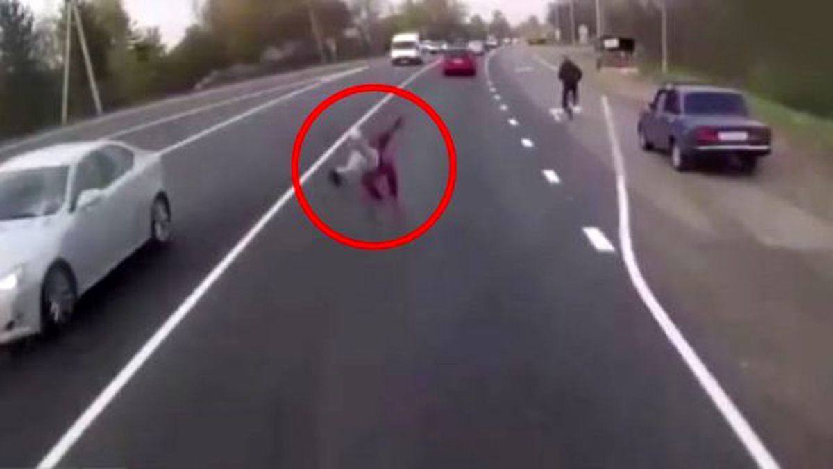 Otomobilin Çarptığı Genç Kız Havada Taklalar Attı