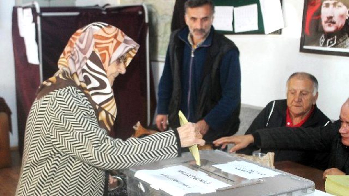 Oy Kullanmak İçin Herkes Okula, Onlar İtfaiyeye Koştu