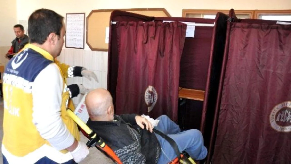 Engelli Vatandaş Oy Kullanmaya Ambulansla Götürüldü