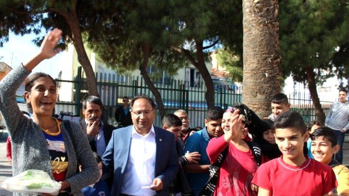 Roman Milletvekili Sandığa Güle Oynaya Gitti