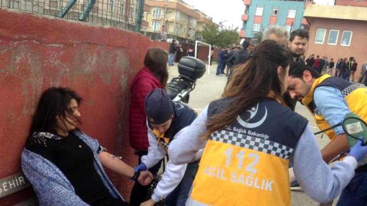 Sandık Başında AK Parti-HDP\'li Kavgası! Polis Müdahale Etti