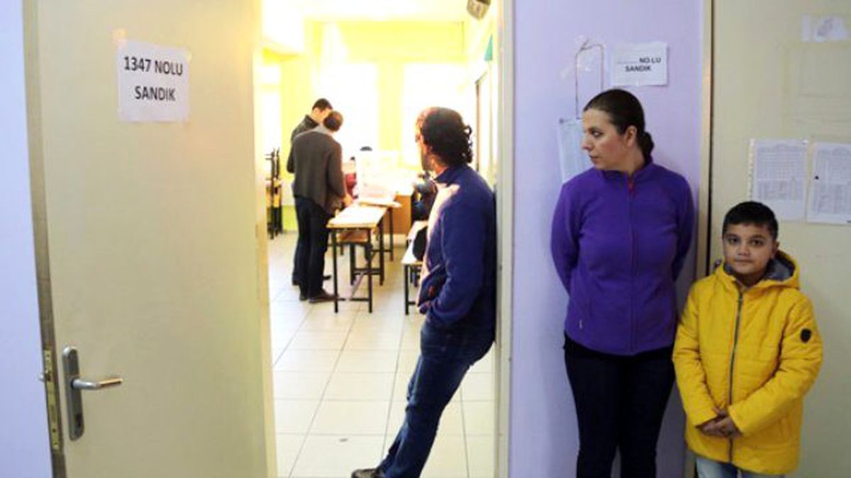 Doğu'da İlk Oyu Kullanan Seher Gayretli: Sandıktan Huzur Çıksın