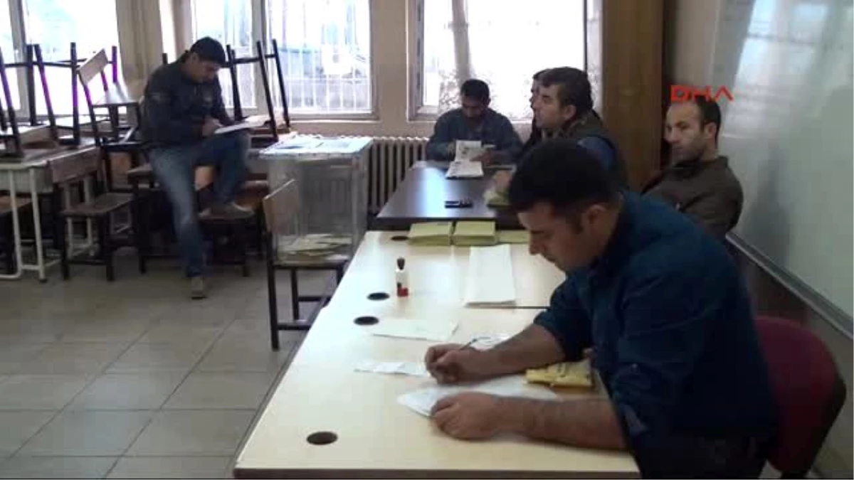Şırnak\'ta Hdp ve AK Parti Milletvekili Adayları Oy Kullandı