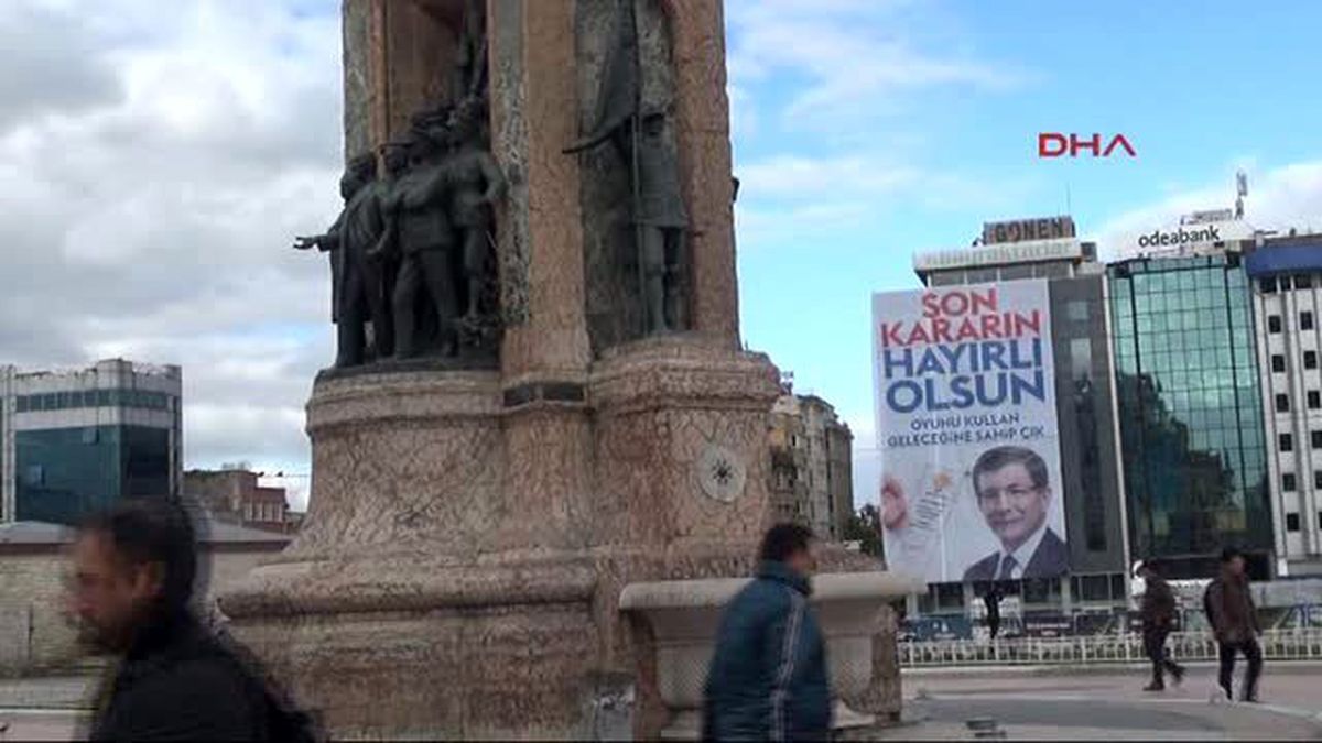 Taksim Meydanı\'nda Dev Propaganda Posterleri