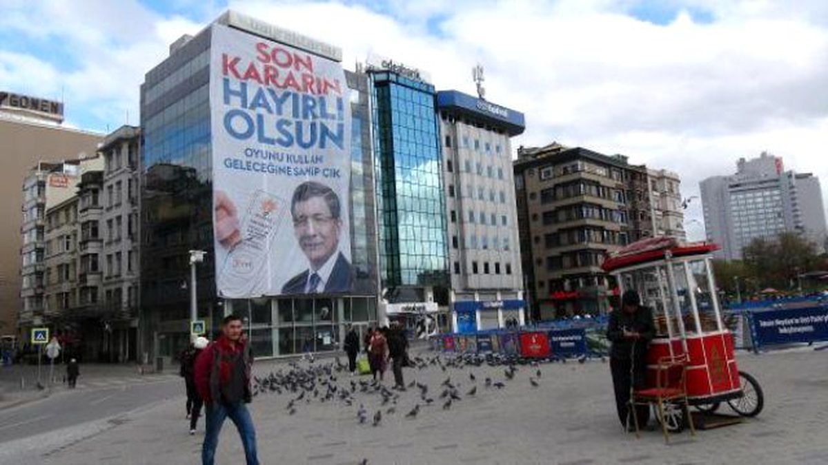 Taksim Meydanı\'nda Dev Propaganda Posterleri